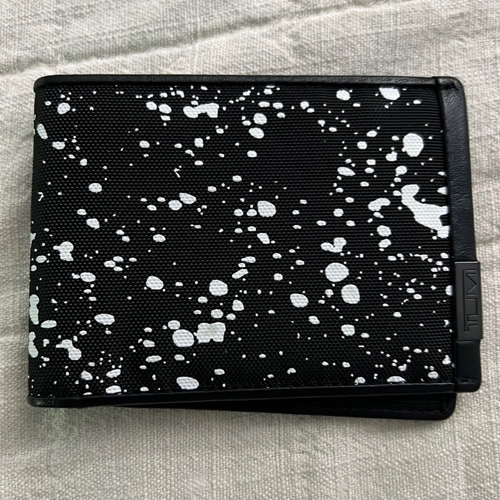 Tumi men's wallet black/splatter